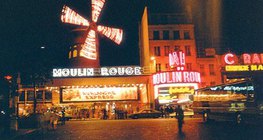 Párizs egyik híres zenés szórakozóhelye, a Moulin Rouge