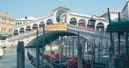 A velencei „főutca”, a Canale Grande fölött ível át a Rialto-híd