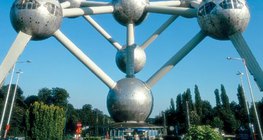 Brüsszel egyik jelképe, az Atomium, a vas kristályrácsát formázza